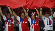 Fanouci s vlajkou fandí eským tenistm pi tyhe ve finále Davis Cupu. 