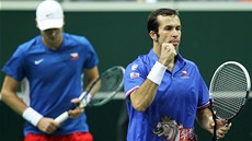 VÝBORN. Radek tpánek (vpravo) a Tomá Berdych po vyhraném míku.