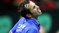 TSNÝ AUT. Radek tpánek ve finále Davis Cupu proti Nicolasi Almagrovi.