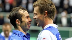 POJ KE MN! Radek tpánek (vlevo) a Tomá Berdych slaví vítzství v Davis