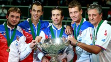 VÍTZNÁ SESTAVA. etí tenisté (zleva) Ivo Miná, Luká Rosol, Radek tpánek,