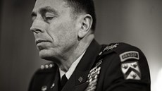 Jeden z vrchol jeho profesní dráhy. Petraeus ped senátním výborem obhajuje