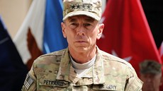 David Petraeus se chlubil tymi hvzdikami a ml nalápnuto na pátou.