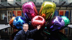 Jeff Koons p�ed svými Tulipány. V Christie's se vydra�ily za 33,7 milionu...