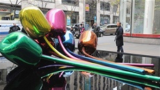 Jeff Koons ped svými Tulipány. V Christie's se vydraily za 33,7 milionu...