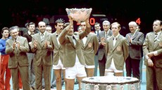 Jan Kode drí nad hlavou slavný Davisv pohár, za ním stojí (zleva) masér