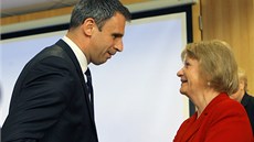 Hejtman Ji�í Zimola (�SSD) gratuluje Vít�zslav� Baborové (KS�M) ke zvolení do