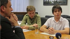 Student t�ebo�ského gymnázia Dominik Ho�ej�í (vpravo) na sch�zce s jiho�eským
