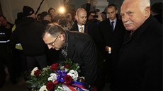 Prezident Václav Klause a premiér Petr Ne�as polo�ili kv�tiny k pam�tní desce