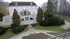 Otáivé hledit stojí v parku eskokrumlovského zámku u letohrádku Belárie.