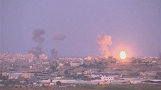 Nad Gazou stoupá dým, Izrael pitvrdil útoky ze vzduchu