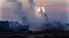 Obranný systém Iron Dome umístný v izraelském mst Adod odpaluje stelu,...