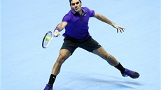 DALEKO. Roger Federer se natahuje za míkem na Turnaji mistr v Londýn.