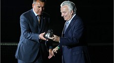 OCENNÍ. Tomá míd pebírá z rukou éfa ITF Franceska Ricci Bittiho "Ocenní