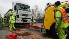 Nehoda kamionu v Havlíkov Brod. Pln naloený vz se pevrátil v kiovatce