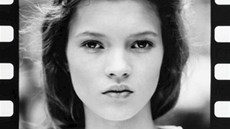 Čtrnáctiletá Kate Mossová na svém úplně prvním profesionálním snímku (1988).