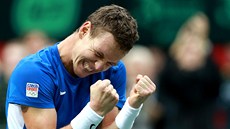 VÝBUCH RADOSTI. Tomá Berdych a jeho vítzné gesto po zisku prvního eského...