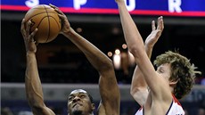 ECH V OBRAN. Derrick Favors  z Utahu pronikl pod ko Washingtonu, Jan Veselý