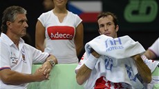 KAPITÁN A OPORA. Nehrající kapitán Jaroslav Navrátil (vlevo) zkoumá ve finále