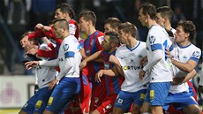 STRKANICE. Momentka ze standardní situace pi utkání Liberce (v bílém) proti