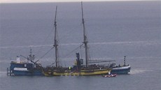 Ztroskotaná plachetnice La Grace doplula do přístavu připoutaná k záchranné...