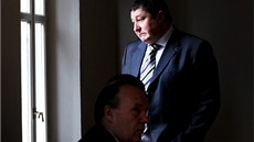 Zlínský podnikatel a zastupitel Martin Jane�ka (v pozadí) a jeho �vagr, t�etí