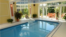 Tento bazén je ukázkou dokonalé harmonie nejmodern�j�ích bazénových technologií