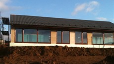 Pro d�m v �evnicích v záplavové oblasti pou�ili architekti betonový skelet. 
