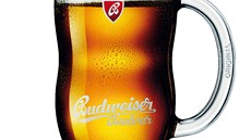 Novinka, pivní sklenice pro Budvar, evokuje písmeno B.