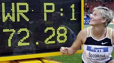 Barbora Špotáková pózuje u tabule s hodnotou jejího nového světového rekordu.