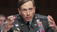 Generál David Petraeus pi slyení v senátním výboru, který rozhodoval o jeho