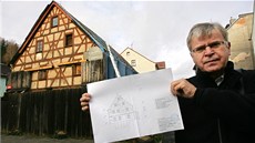 Otakar Mika ze Spolku p�átel m�sta Kraslice ukazuje plány na rekonstrukci