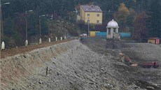 Hráz Plumlovské přehrady je nyní k nepoznání, dělníci kvůli opravám odstranili...