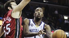 Tony Wroten (vpravo) z Memphisu zakonuje pes Joshe Harrellsona z Miami.