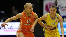 Anaël Lardyová (vpravo) z USK Praha uniká Ta�án� Popovové z Jekat�rinburgu.