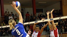 Daniela Pavelková z Frýdku-Místku smeuje proti prostjovskému dvojbloku Flávia