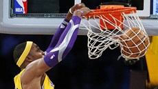 Dwight Howard z LA Lakers smeuje do koe San Antonia.