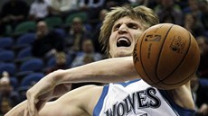Andrej Kirilenko z Minnesoty Timbrewolves ztrácí kontrolu nad mí�em.