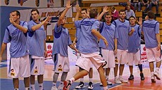 Prostjovtí basketbalisté nastupují k zápasu s Levicemi.
