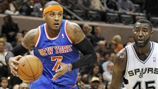 Carmelo Anthony (vlevo) z New Yorku uniká ke ko�i San Antonia, DeJuan Blair se