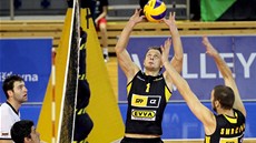 Brn�n�tí volejbalisté (v �erném) úto�í v duelu s bulharským Gabrovem.