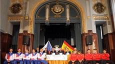 JAK TO ASI DOPADNE? etí a panltí tenisté jsou v oekávání losu finálového