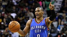 Russell Westbrook diriguje hru Oklahoma City Thunder.