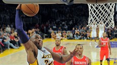 Kobe Bryant z LA Lakers unikl Gregu Smithovi (4) z Houstonu a sme�uje.