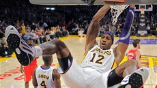 Dwight Howard z LA Lakers smeuje do koe Houstonu.