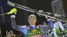 VÍTZ. védský lya André Myhrer slaví vítzství v prvním slalomu sezony v