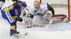 49 ST�EL pochytal Michal Neuvirth na led� Zlína. Na snímku zasahuje spar�anský