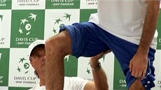 Jak si tenista �t�pánek po Davis cupu vyhrnul kalhoty a ukázal od�eniny 