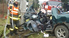 Toyota Rav4 pi nehod v Hemanovicích na Bruntálsku perazila betonový sloup