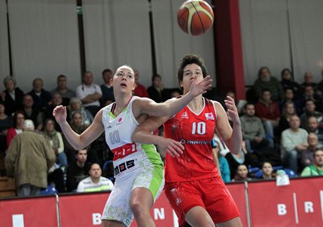 Barbora Kapárková (vlevo) z IMOS Brno v souboji s Laurou Nichollsovou z Rivasu